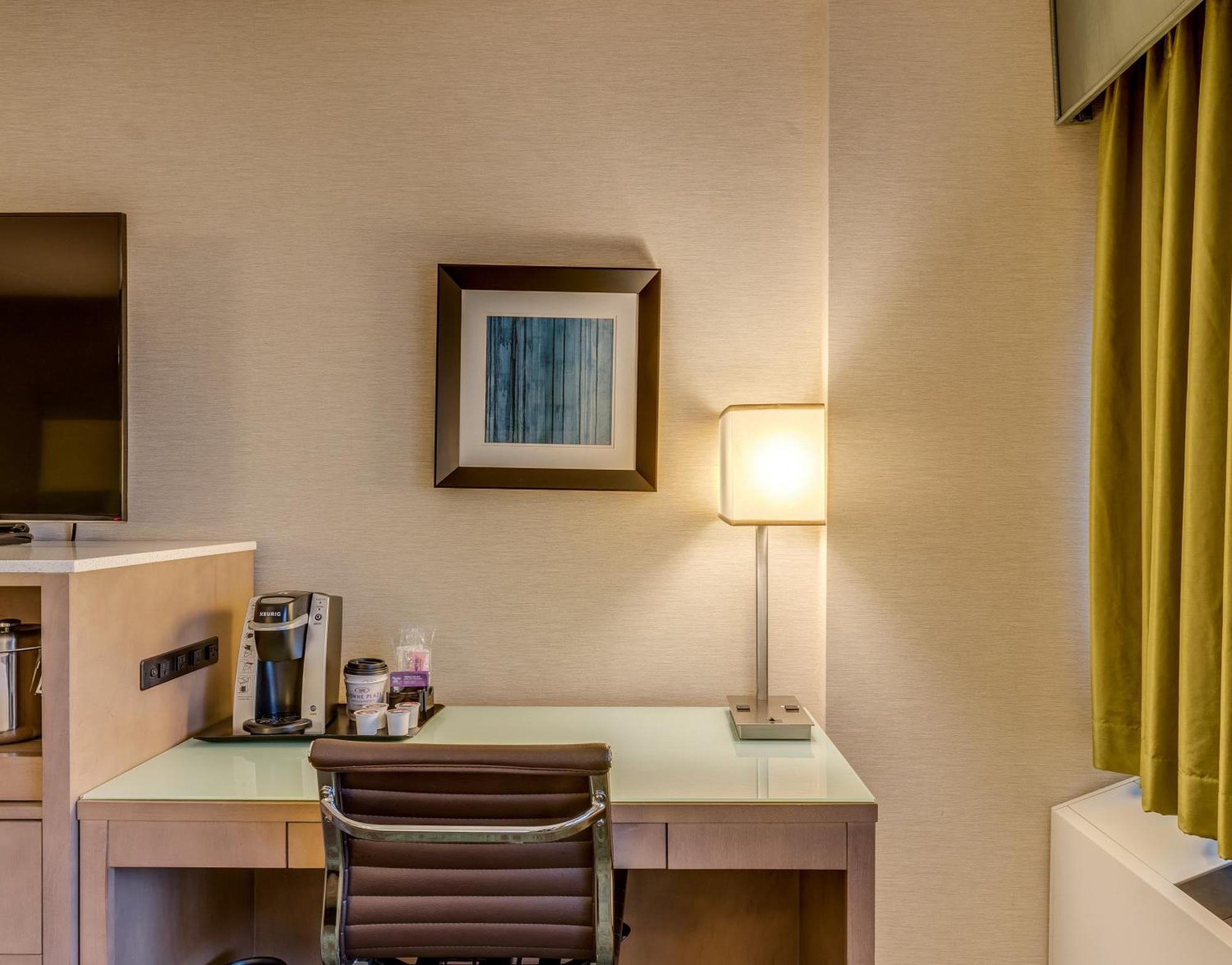 מלון Crowne Plaza Lansing By Ihg מראה חיצוני תמונה